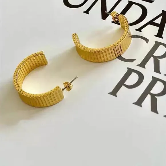 18K Gold Plated Minimalistic Bold Striped 3D C Hoops Earrings - Picture 7 of 9